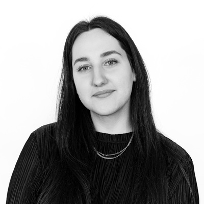 Agnieszka Madej i svartvitt porträtt.