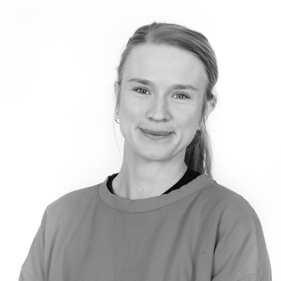 Nina Lundin i svartvitt porträtt. Ser in i kameran, leende.