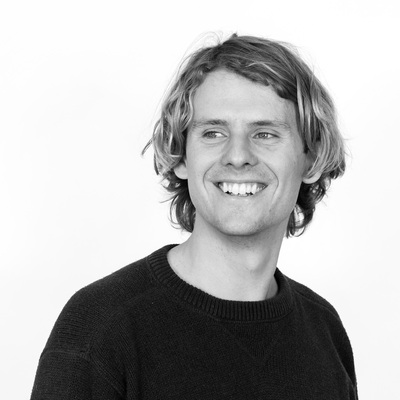 Michael Steele ler i svartvitt porträtt.