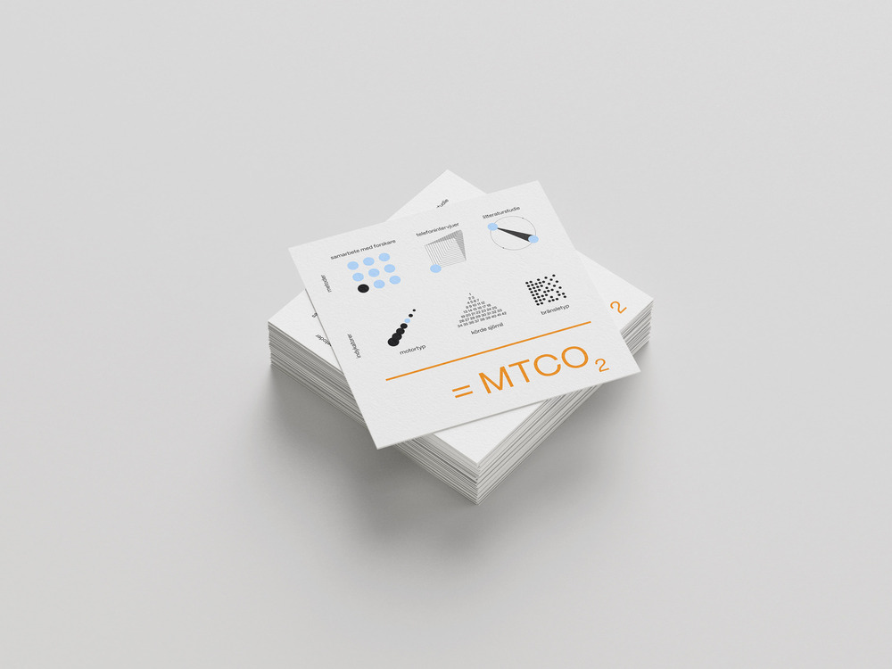 Visar rapport om utsläpp från fritidsbåtar. Diagram och text på vitt papper.