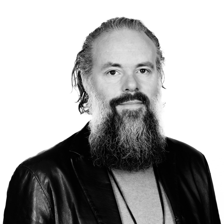 Daniel Kvist i svartvitt porträtt. Visar ansikte och del av överkropp.