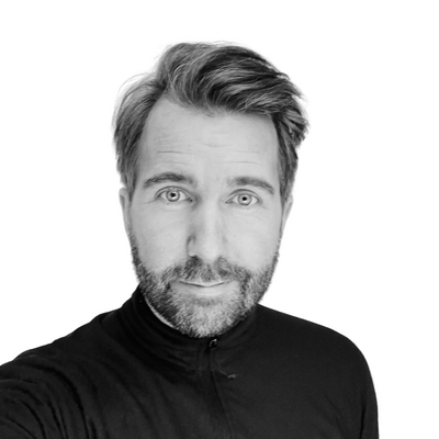 Andreas Svensson i svartvitt porträtt.