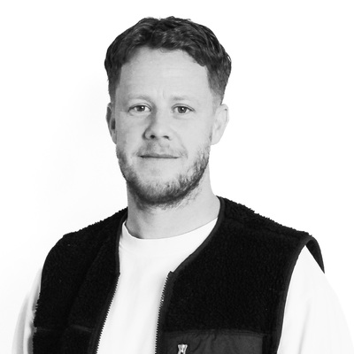 Mattias Ivarsson i svartvitt porträtt. Bär väst.